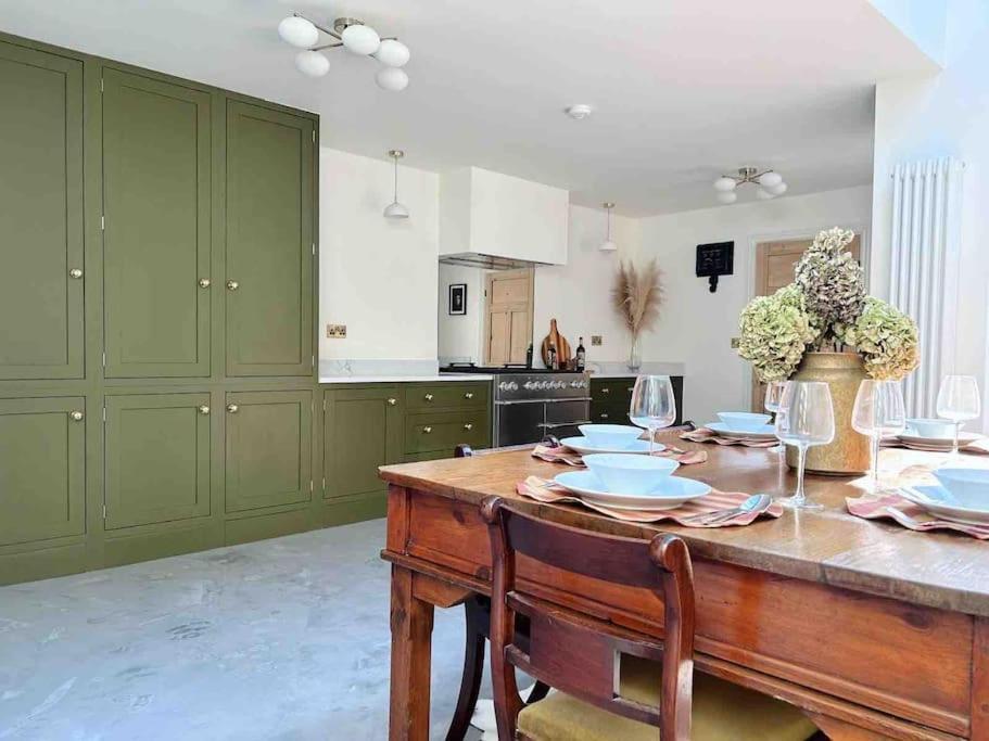 Luxury Centre Townhouse - Sleeps 6