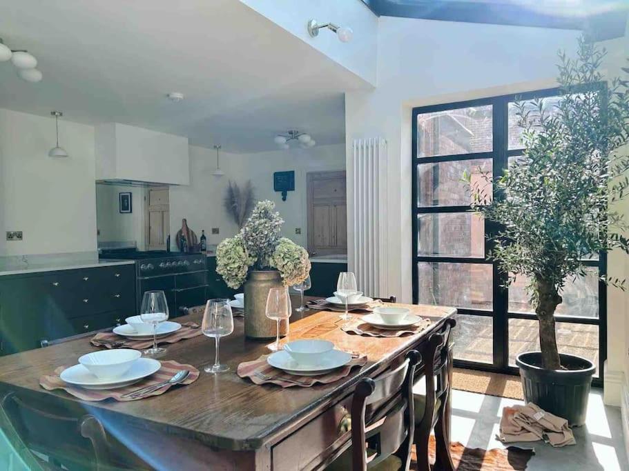 Luxury Centre Townhouse - Sleeps 6 Chester